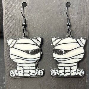 Mummy Cat Dangle Earrings – Spooky Cute Halloween Style
